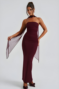 Deborah - Strapless Bandage-Maxikleid mit Chiffon-Halterdrape in Burgunder