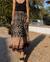 Katie – Lange Schwingröcke mit geometrischem Muster in Schwarz