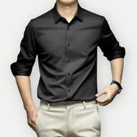 Bügel- und knitterfreie Herrenhemd im modernen Slim Fit in Schwarz