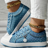 Lotte | Elegante Damen-Sneaker mit floralen Details in Hellblau | Geschlossen