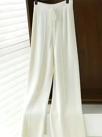 ELVINA – DIE STRICKHOSE MIT WEITEM BEIN FÜR STILVOLLE GEMÜTLICHKEIT in Weiß