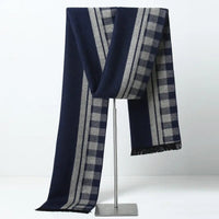 Kaschmirschal | Warm und stilvoll durch den Winter in Grau/Schwarzes Quadrat