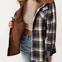 Amira-Karierte Kapuzenjacke – Lässiger Herbst-Look in Dunkelblau