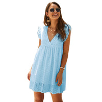 Karen – Sommerkleid mit V-Ausschnitt aus Baumwolle und kurzem Rock in einheitlicher Farbe in Hellblau