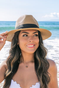 Klassischer Stroh-Panama-Fedora-Hut in Khaki