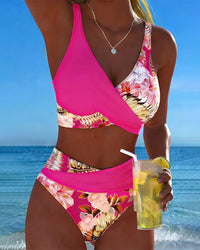 Bikini mit Blumenmuster, markantem Kontrast und verführerischem Seitenschlitz in Fuchsienrot