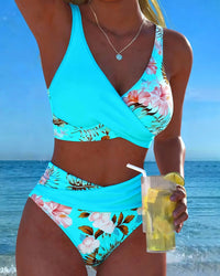 Bikini mit Blumenmuster, markantem Kontrast und verführerischem Seitenschlitz in Blau