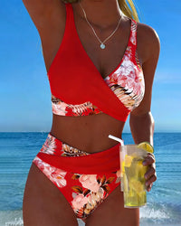 Bikini mit Blumenmuster, markantem Kontrast und verführerischem Seitenschlitz in Rot