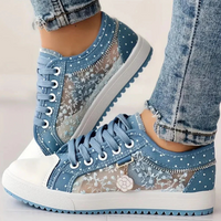 Lotte | Elegante Damen-Sneaker mit floralen Details in Hellblau | Offen