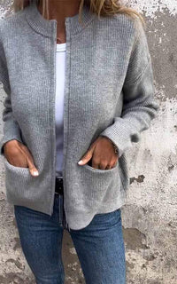 Tanja – Strickjacke für den eleganten Winter in Grau