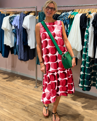 Karleshia - Bequemes Midikleid mit Rundhalsausschnitt in Rot