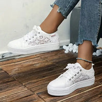 Willemina - Damen Sneaker mit Spitzenmuster und Schnürung in Weiß