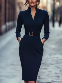 Verfeinertes Schwarzes Kleid mit Gürtel und Mandarin-Kragen in Marineblau