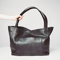 Brynfrid | Klassische Handtasche mit großzügigem Platz in Schwarz