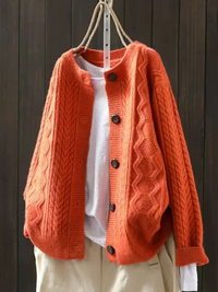 THE LORENZA | STRICKJACKE MIT ZOPFMUSTER in Orange