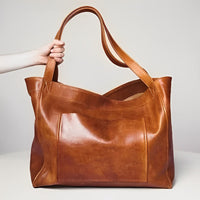 Brynfrid | Klassische Handtasche mit großzügigem Platz in Karamell