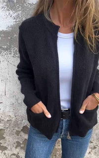 Tanja – Strickjacke für den eleganten Winter in Schwarz