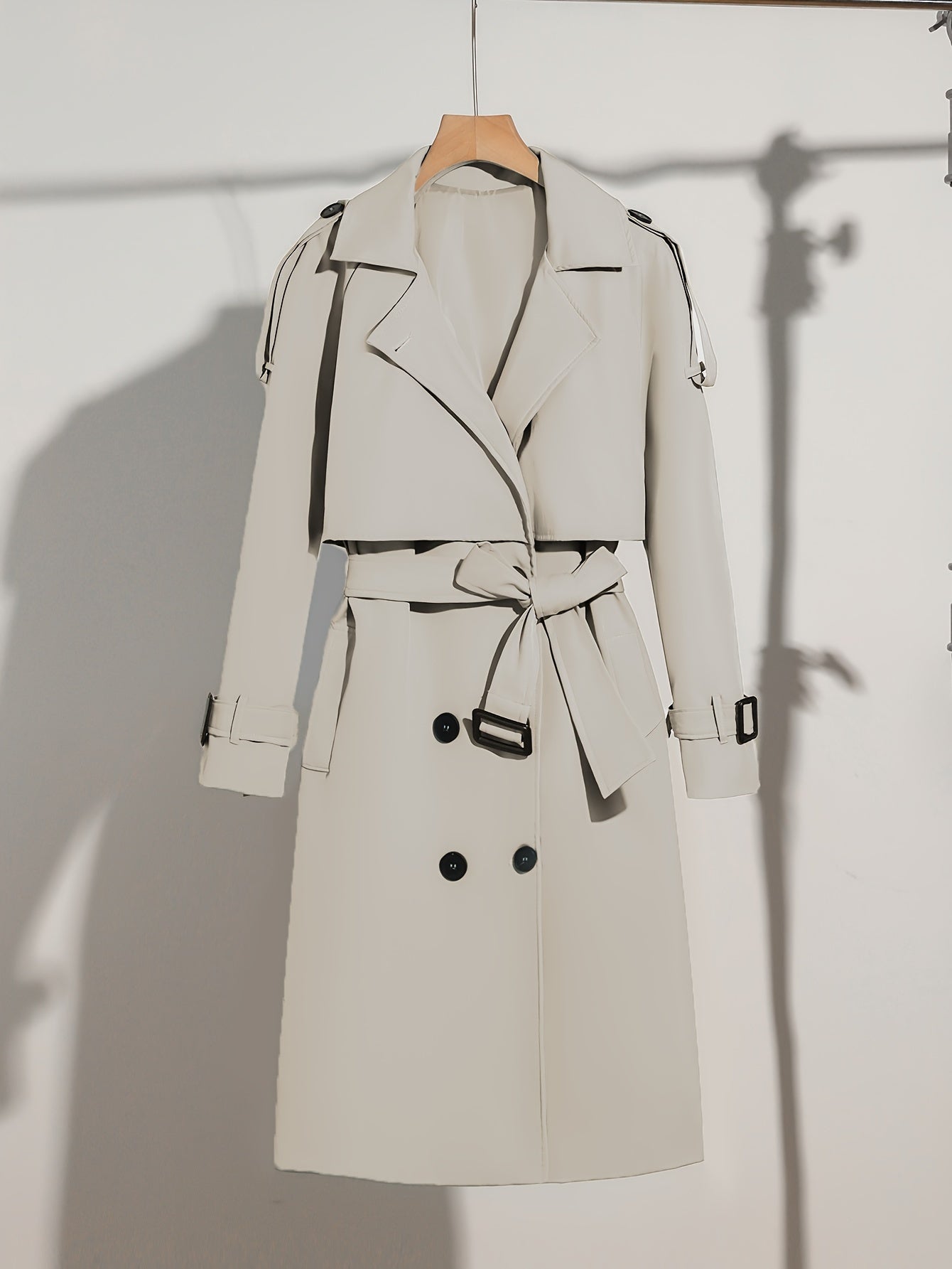 Latina | Damen Langer Doppelknopf-Trenchcoat mit Taillengürtel – Elegante Passform