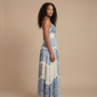 Ashley - Maxikleid mit floralem Druck, gestuften Rüschendetails und Spitzenbesatz in Blau