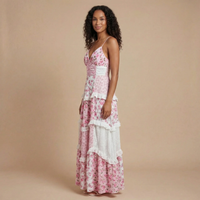 Ashley - Maxikleid mit floralem Druck, gestuften Rüschendetails und Spitzenbesatz in Rosa