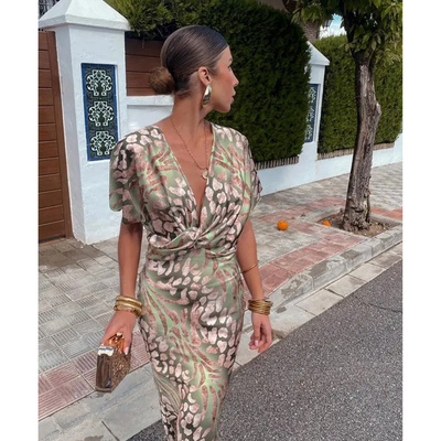 Julia | Festliches Damenkleid mit V-Ausschnitt in Grün – Elegant & Vielseitig