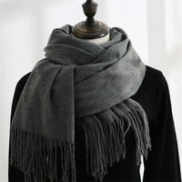 Designer-Schal mit Quasten | Warmer und weicher Kaschmir in Tief grau