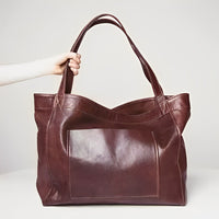 Brynfrid | Klassische Handtasche mit großzügigem Platz in Dunkelbraun