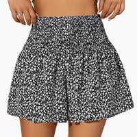 Kurze Damenhose mit hoher Taille und Rüschen, lässiger Blumenstil für den Sommer in Schwarz