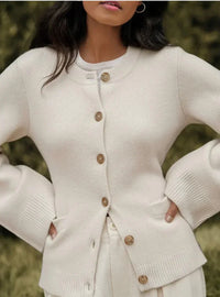 AMBER - WARME WINTERSTRICKJACKE MIT ENGLISCHER ELEGANZ FÜR DAMEN in Elfenbein