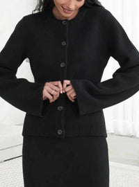 AMBER - WARME WINTERSTRICKJACKE MIT ENGLISCHER ELEGANZ FÜR DAMEN in Schwarz