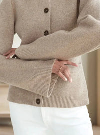 AMBER - WARME WINTERSTRICKJACKE MIT ENGLISCHER ELEGANZ FÜR DAMEN in Taupe