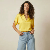 Nathalie | Damen Kurzarm Bluse V-Ausschnitt Gerader Schnitt Elegant in Gelb