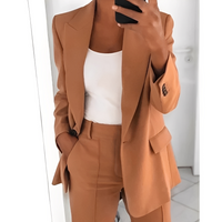 Alexes - Damenanzug mit Blazer und Hose in Braun