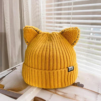 Gestrickte Wintermütze mit Katzenohren von PurrWarm in Gelb