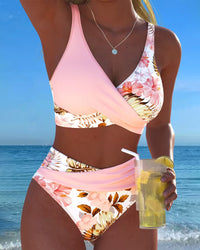 Bikini mit Blumenmuster, markantem Kontrast und verführerischem Seitenschlitz in Rosa
