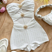 Damen Baddräkt Retro Bandeau Leopardenmuster mit Ausschnitten und Dekorativen Schnallen – Perfekt für Strand und Pool in Weiß