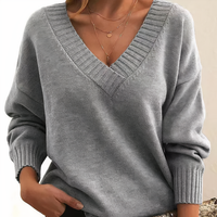 Leocadia - Eleganter Pullover mit V-Ausschnitt in Grau