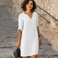 Guilaine - Elegantes und modernes Kleid mit V-Ausschnitt in Weiß