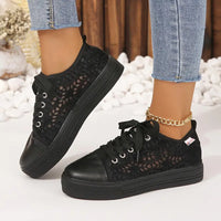 Willemina - Damen Sneaker mit Spitzenmuster und Schnürung in Schwarz