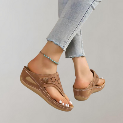 Pilvi - Stylische Damenpantoffeln mit schickem Keilabsatz
