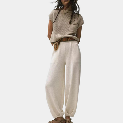 Stylisches Frauen-Outfit: Oberteil und Hose von Emma