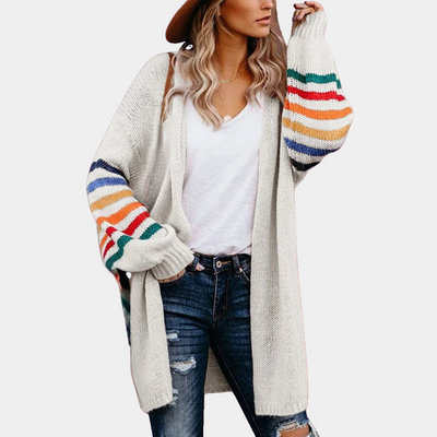 Feminine Strickjacke mit zauberhaftem Regenbogenprint