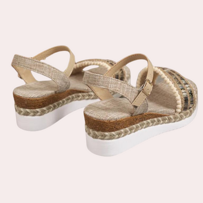 Elegante geflochtene Damensandalen mit modischem Keilabsatz