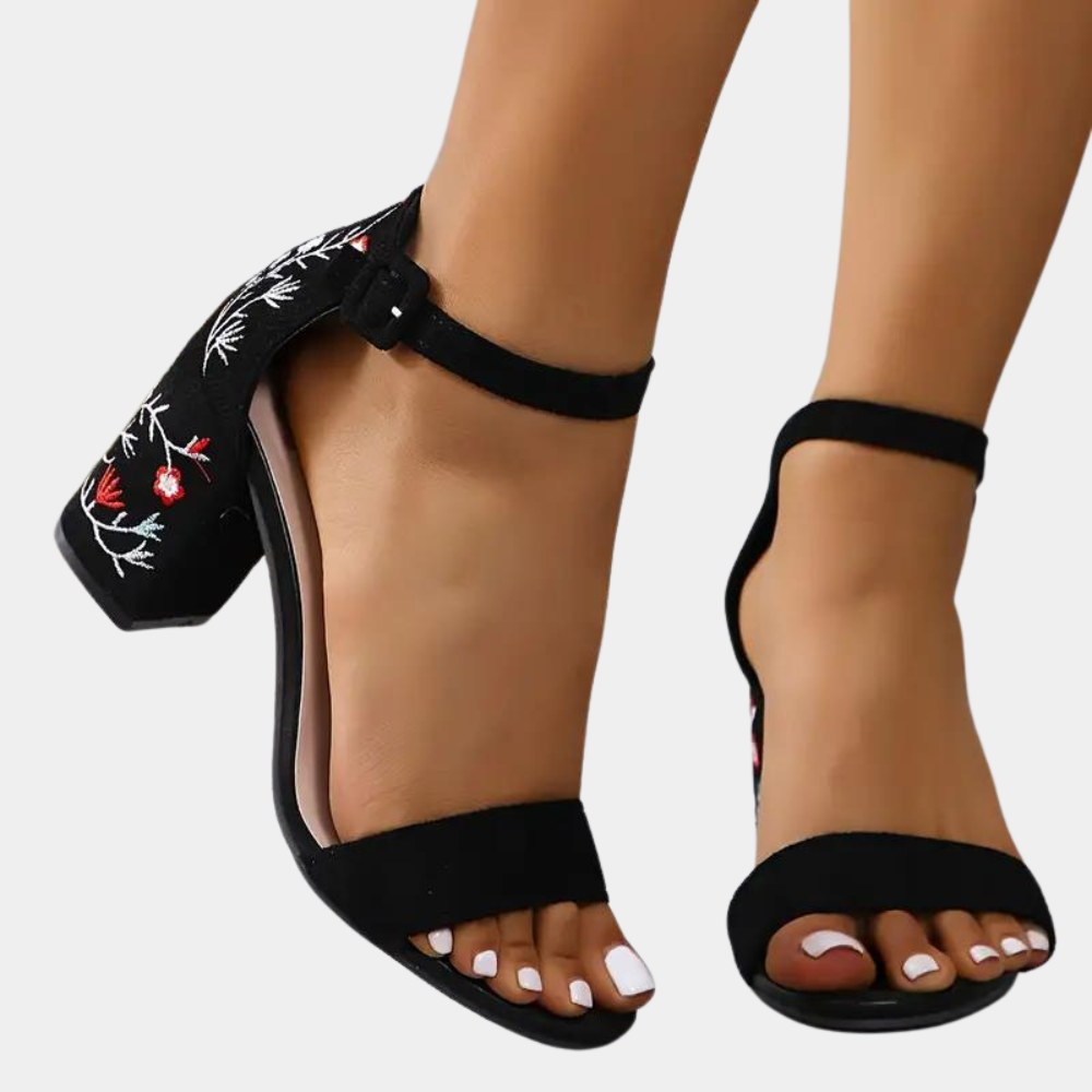 Modische Damensandalen mit schönem Blumendesign