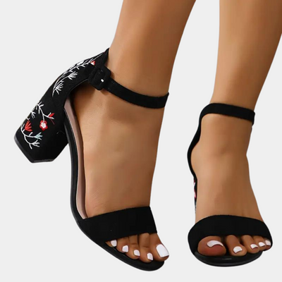 Modische Damensandalen mit schönem Blumendesign