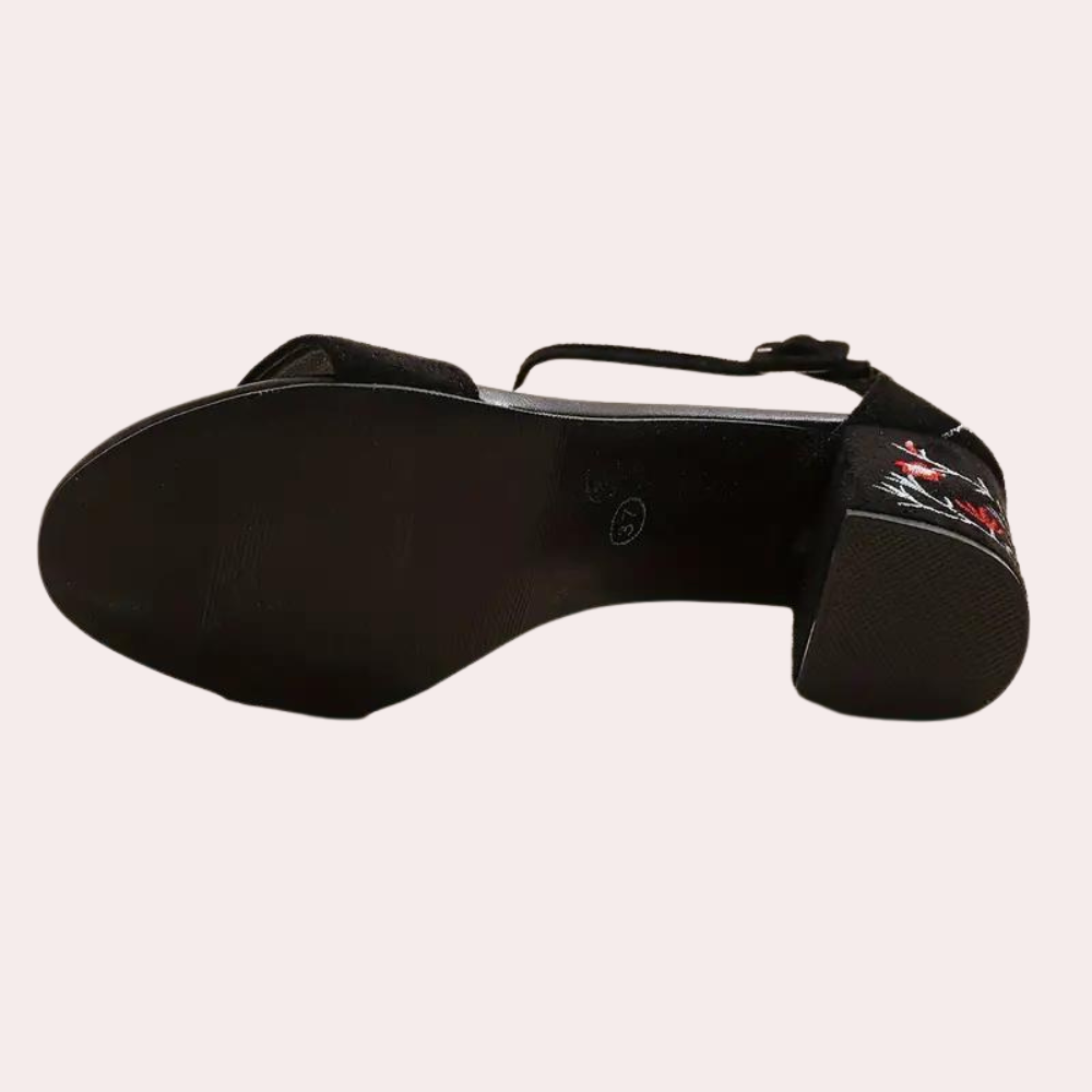 Modische Damensandalen mit schönem Blumendesign