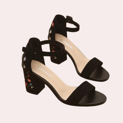 Modische Damensandalen mit schönem Blumendesign