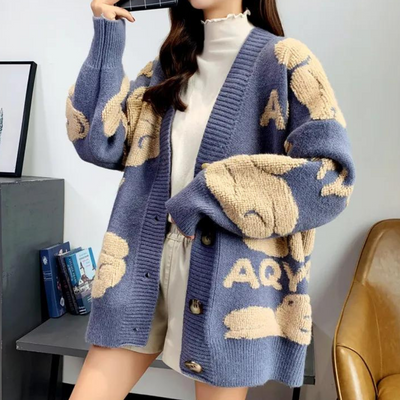 Elettra - Damen Strickjacke mit V-Ausschnitt und niedlichem Bärendruck