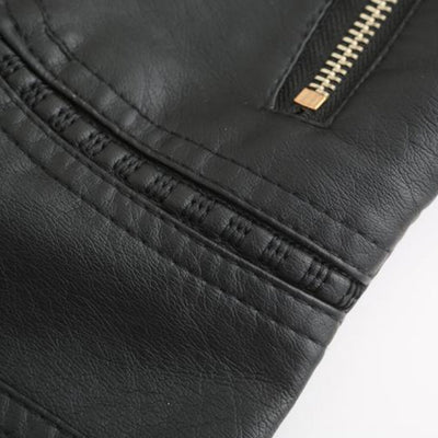 Lässige, biker-inspirierte vegane Lederjacke mit Reissverschlussdetails für Damen | Ideal für den Winter