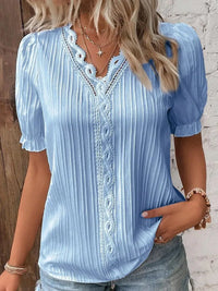 Edeltraud | Damen Kurzarm Bluse V-Ausschnitt Spitze Elegant Feminin Sommer in Blau